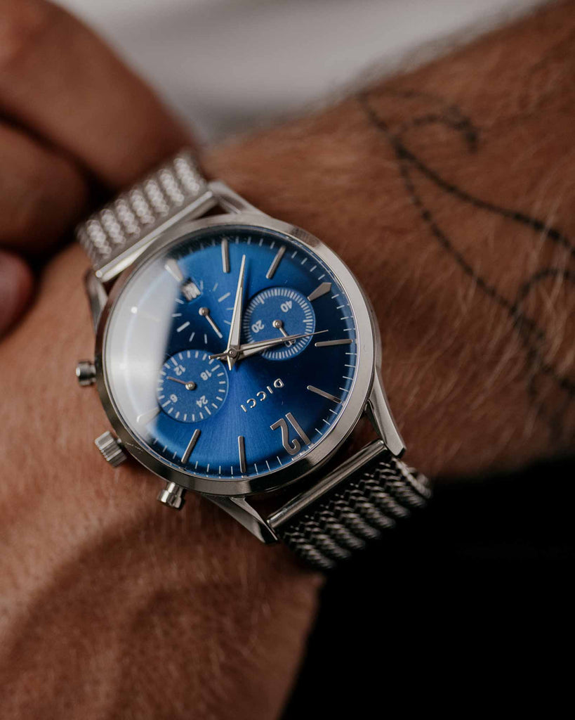 Chronometer - Relógio c/ mostrador azul com bracelete de aço no pulso do modelo - relógios online - Dicci