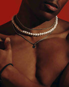 Collana di perle bianche al collo del modello - Gioielli Unisex online - Dicci
