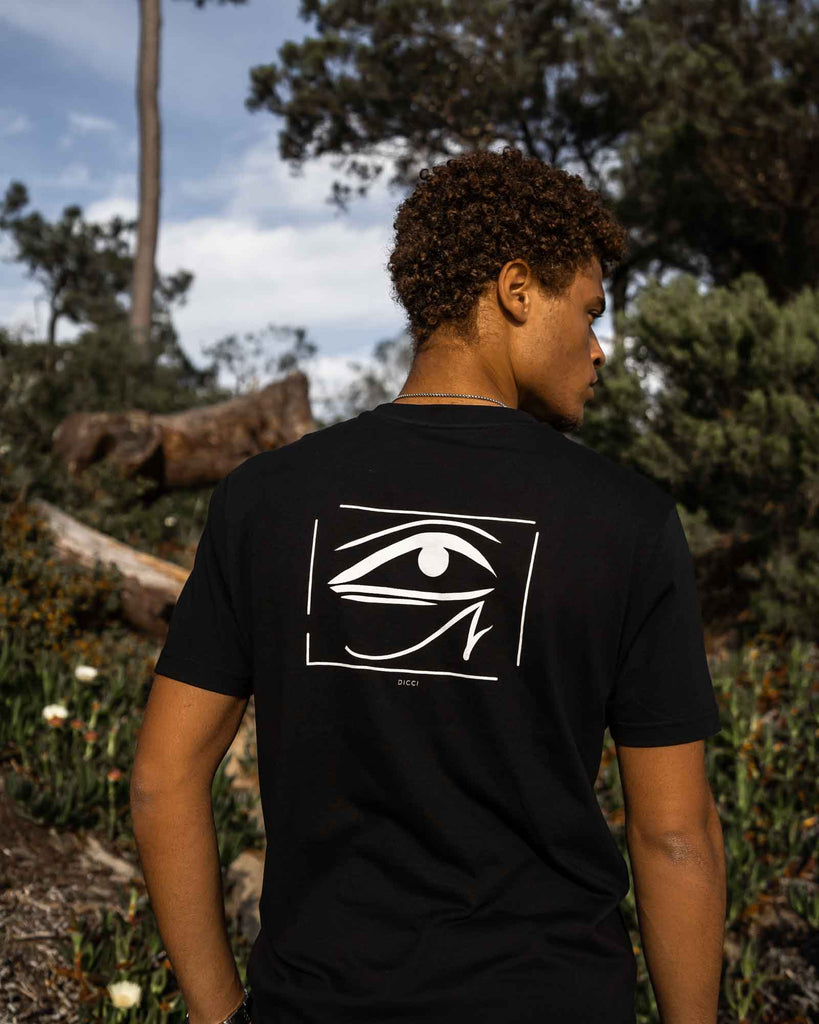 T-shirt Preta - T-shirt Preta 'Horus Eye' Estampado - no corpo do modelo - Roupa Online - Dicci