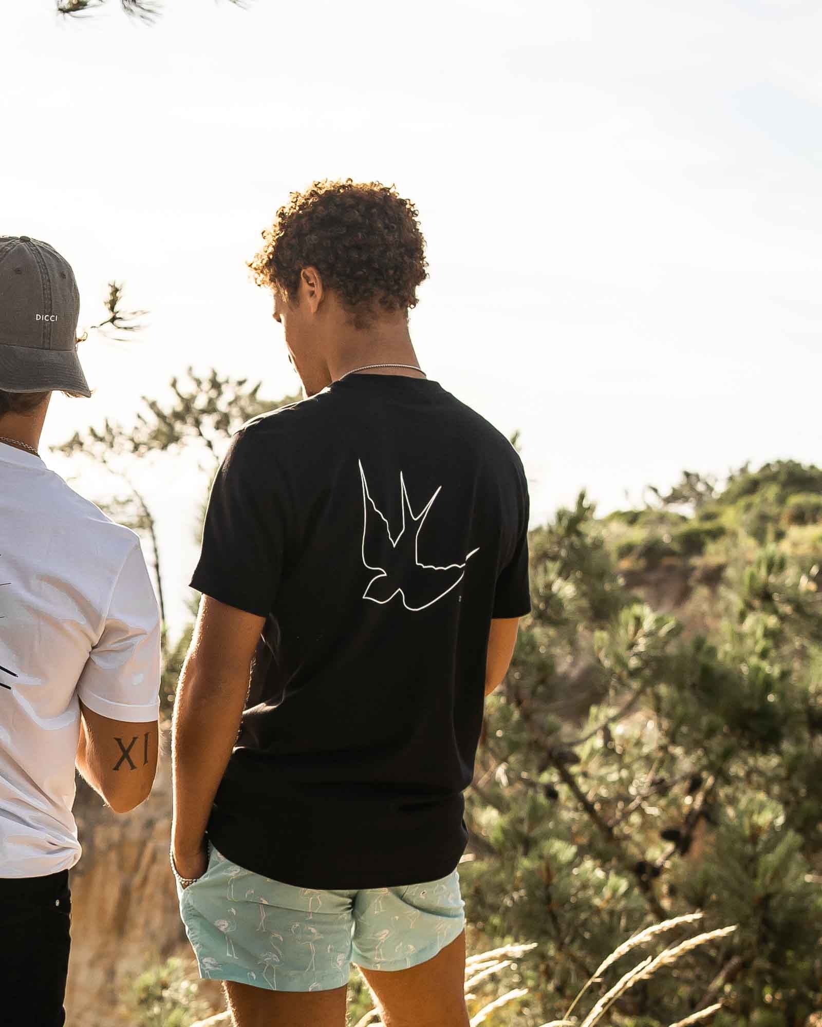 T-shirt Preta com um pássaro a voar estampado nas costas - no corpo do modelo - Roupa Online - Dicci
