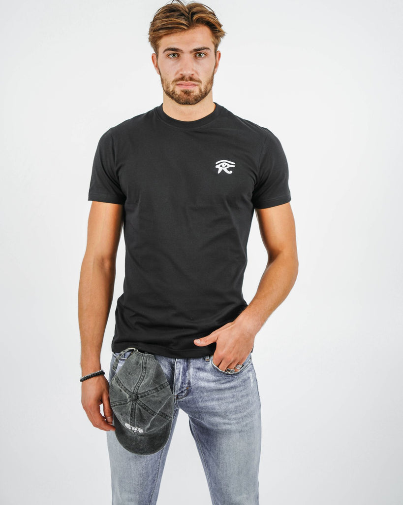 Camiseta preta 'Horus Eye' bordado no corpo do modelo - Slim Fit - Roupa Online - Dicci