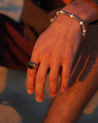 Anello in acciaio inossidabile con pietra nera sul dito del modello - Anello classico - Gioielli unisex online - Dicci
