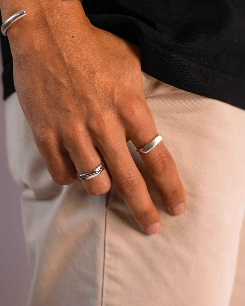Anel de prata 'Atlanta' - Anel de sinete de prata nos dedos do modelo - joias online - Dicci