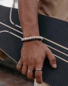 braccialetto Zagora - Braccialetto di perle naturali 'Zagora' sul polso del modello - Gioielli unisex online - Dicci