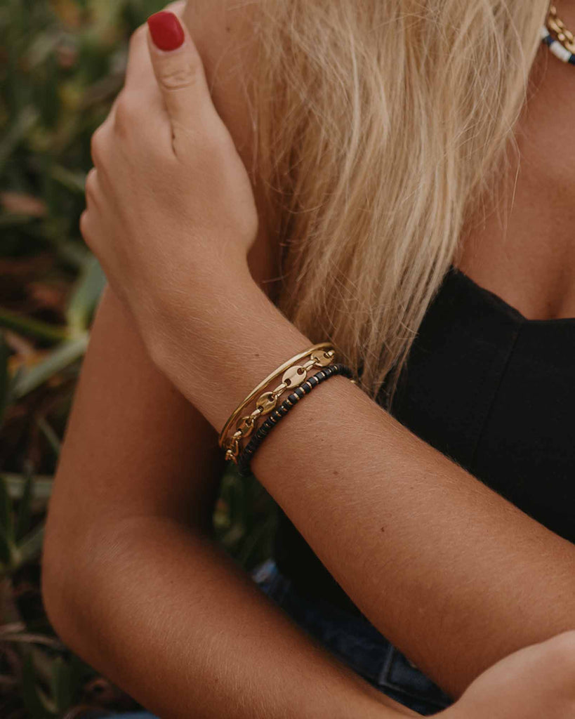 Golden Steel Bracelet 'Coffee Bean Chain' on the models wrist - Online Bracelets - Dicci