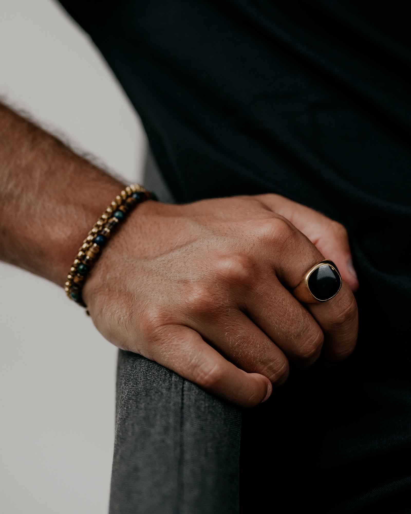 Golden Stainless Steel Ring With Black Stone on the models finger - Stainless Steel Rings - Online Unissex Jewelry - Dicci