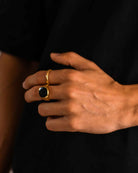 Anillo de Acero Inoxidable Dorado con Piedra Negra en el dedo del modelo - Anillos de Acero Inoxidable - Joyería Unisexo Online - Dicci