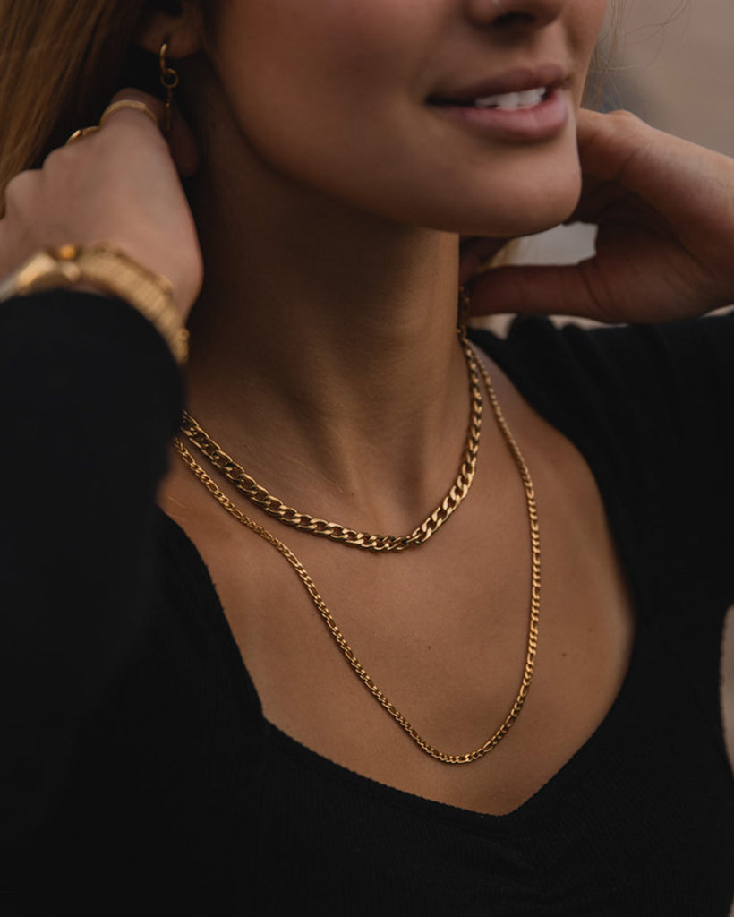 Morovian - Golden Steel Necklace Morovian on the models neck - Unissex Jewelry Online - Dicci