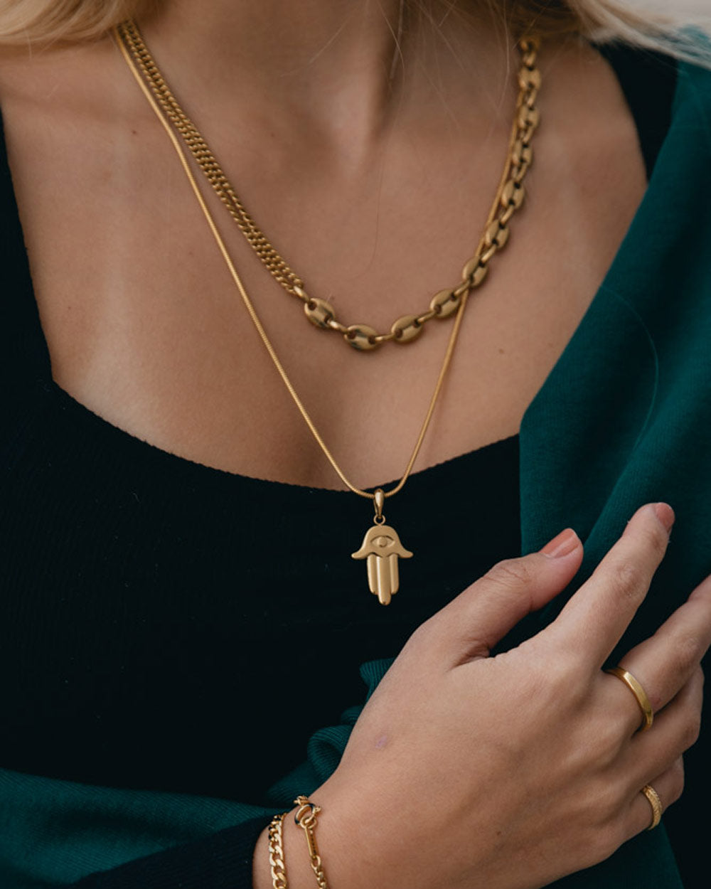 Golden Steel Necklace 'Minimalist Hamsa' - Online jewelry - Dicci