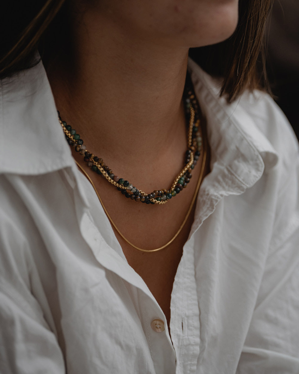 Cadena de Serpiente de Acero Inoxidable Dorado en el cuello del modelo - Cadenas de Acero Inoxidable - Joyería Unisexo Online - Dicci