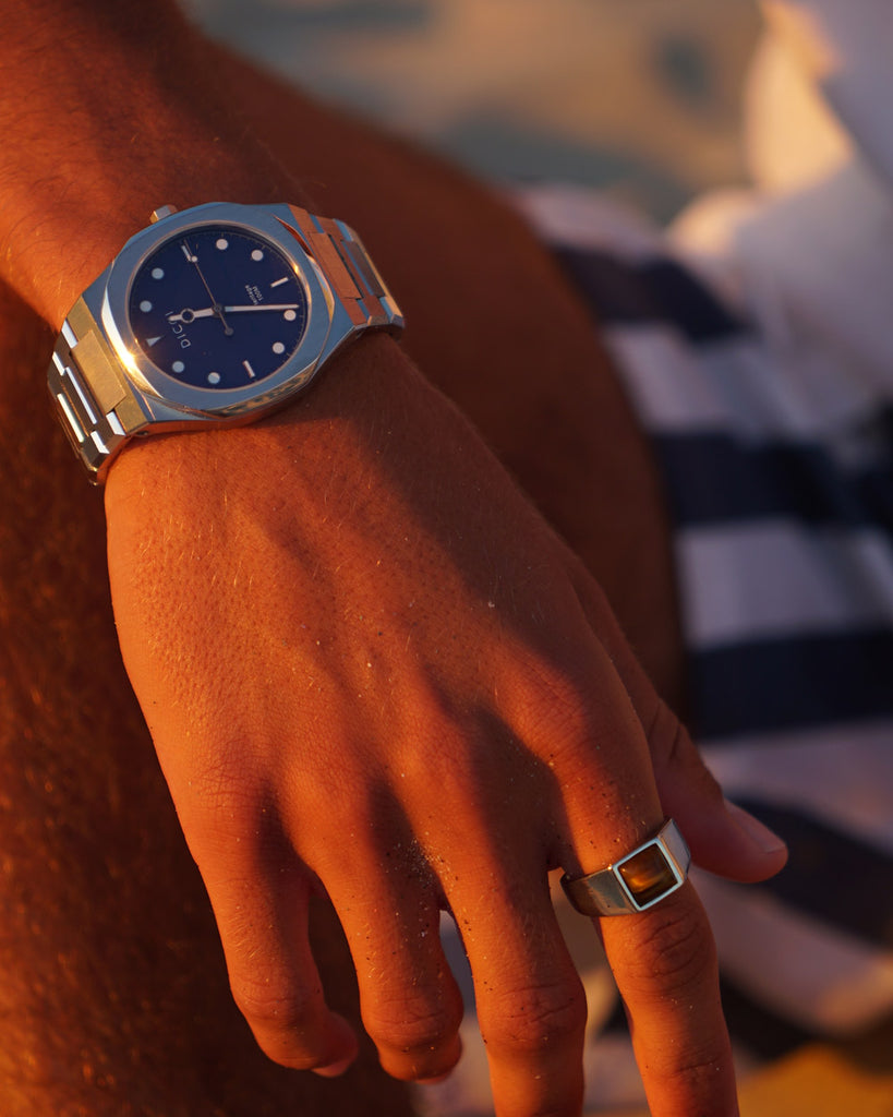 Reloj Heritage - Bisel Azul en la muñeca del modelo - Joyería Unisexo Online - Dicci