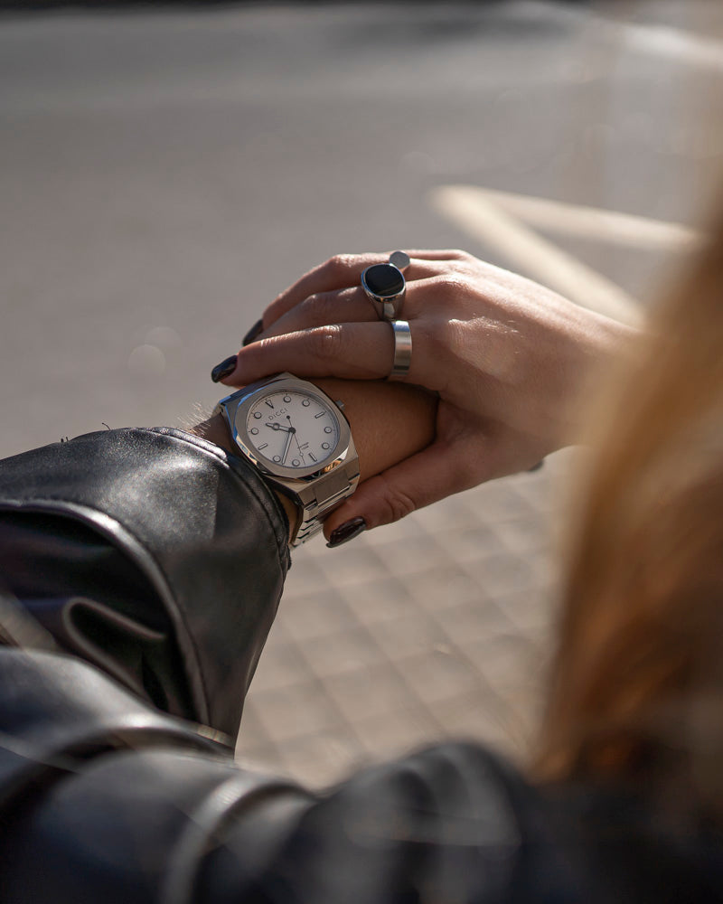 Reloj Heritage - Bisel Blanco al polso della modella - Orologi Unisex Online - Dicci