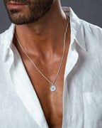 Espíritu Santo - Collar de plata 925 con colgante del Espíritu Santo en el cuello de la modelo - Joyería unisex en línea - Dicci