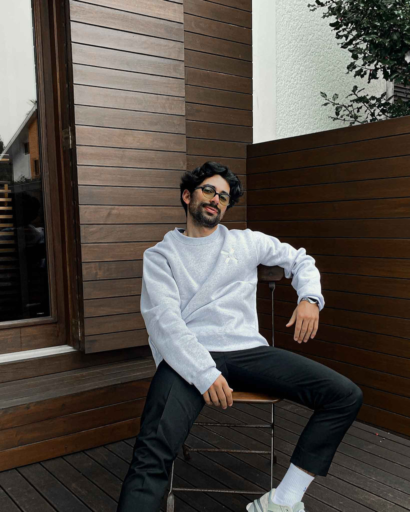 Grey Sweatshirt with Logo Embroided on the models body - Online Unisex Clothing - Dicci  Editar texto alternativo