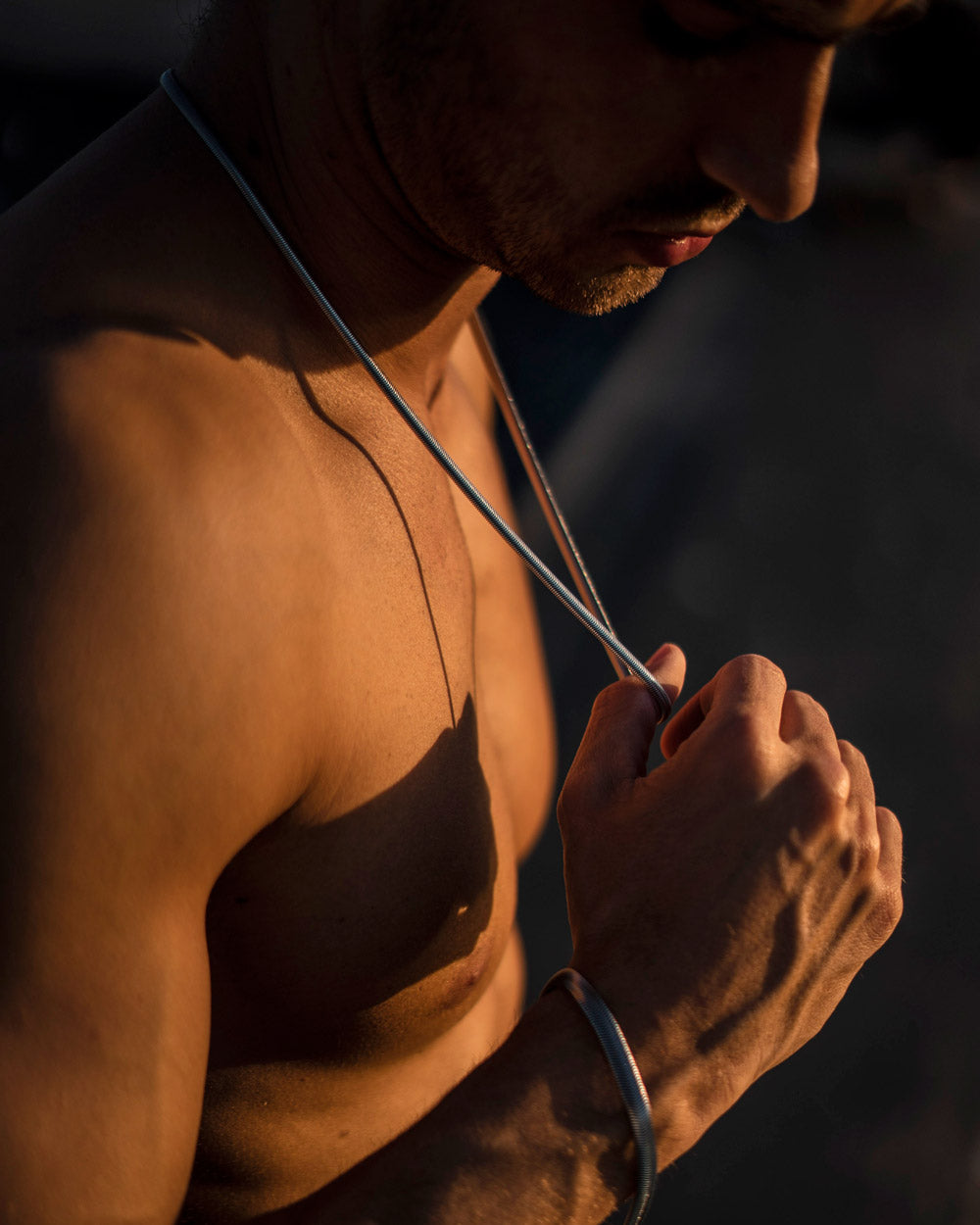 Indian - Collar De Acero Inoxidable 'Indian' en el cuello del modelo - Joyería Unisexo Online - Dicci