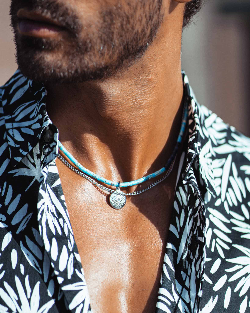 Jordan - Collar de acero inoxidable 'Jordan' en el cuello del modelo - Joyería Unisexo Online - Dicci