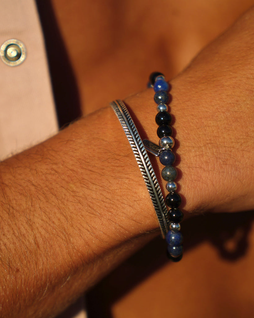 Komodo - Natural beads bracelet Komodo on the models wrist - Online Unissex Jewelry - Dicci