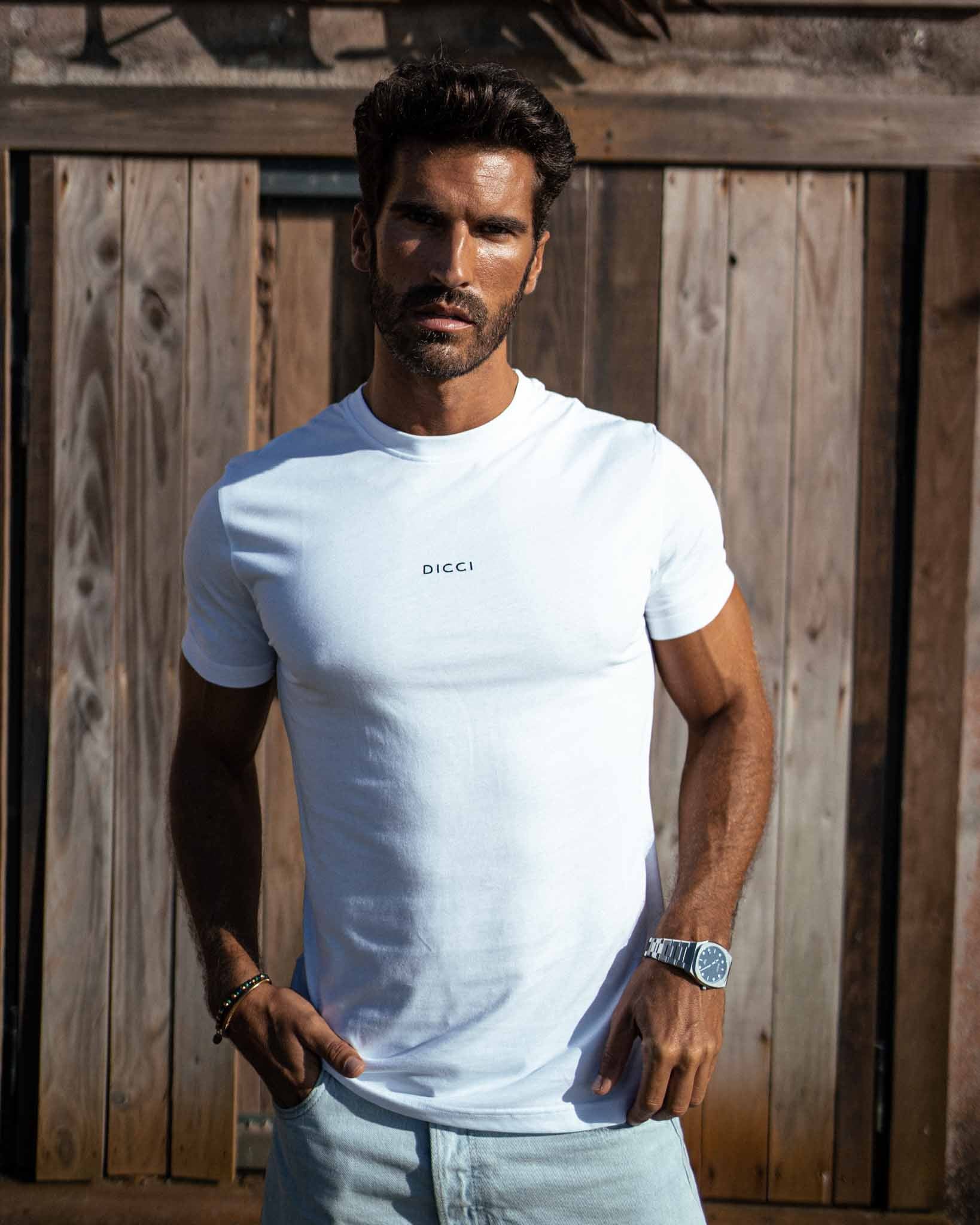T-shirt Branca com Logo Bordado no corpo do modelo - Slim Fit - Roupa Unissexo Online - Dicci