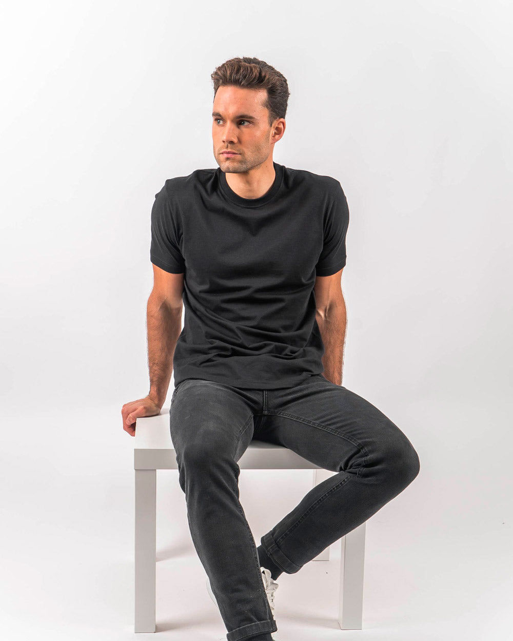 T-shirt Dicci Basic Nera sul corpo del modello - Regular Fit - Abbigliamento Online - Dicci