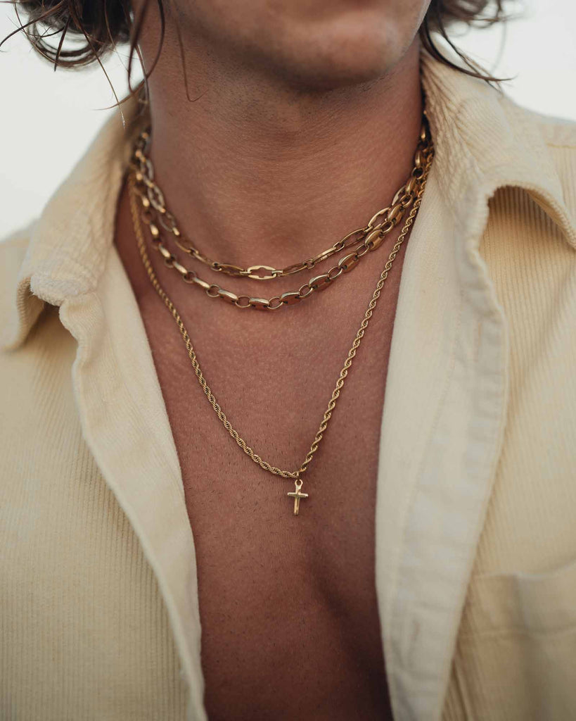 Stainless Steel Necklace Santa Cruz on the models neck - Golden Accessories - Online Unissex Jewelry - Dicci
