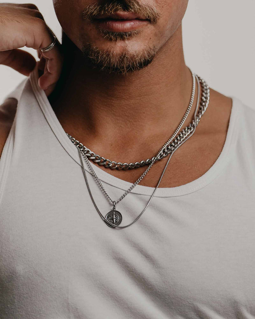 Wind Rose Necklace - Stainless Steel Necklace with 'Wind Rose' Pendant on the models neck - Online Unissex Jewelry - Dicci