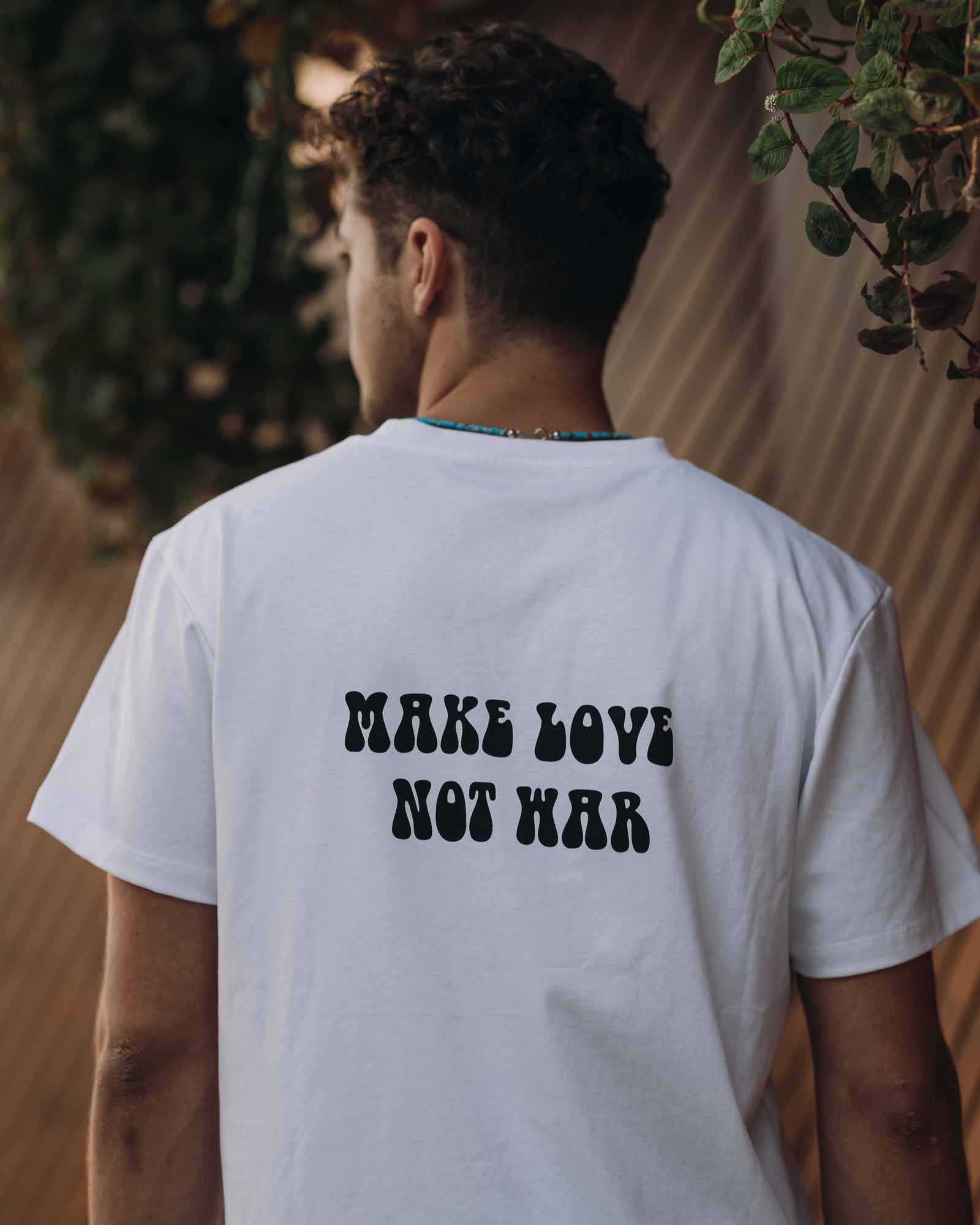 Camiseta blanca 'Make Love Not War' en el cuerpo del modelo - Camisetas de algodón - Ropa unisex online - Dicci