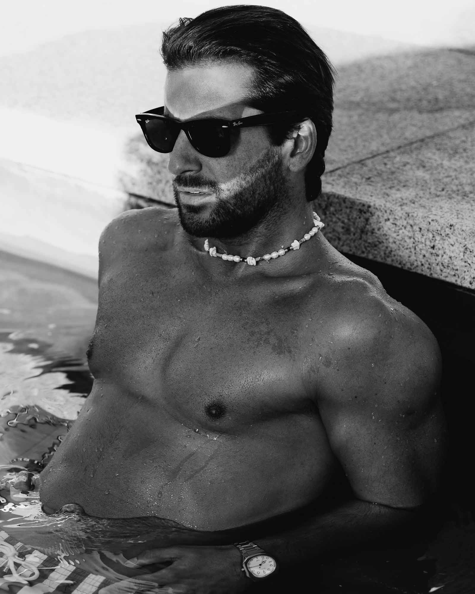 Pearl and Seashells Necklace 'Cabo' on the models necklace - Unisex Necklaces - Online Jewelry - Dicci