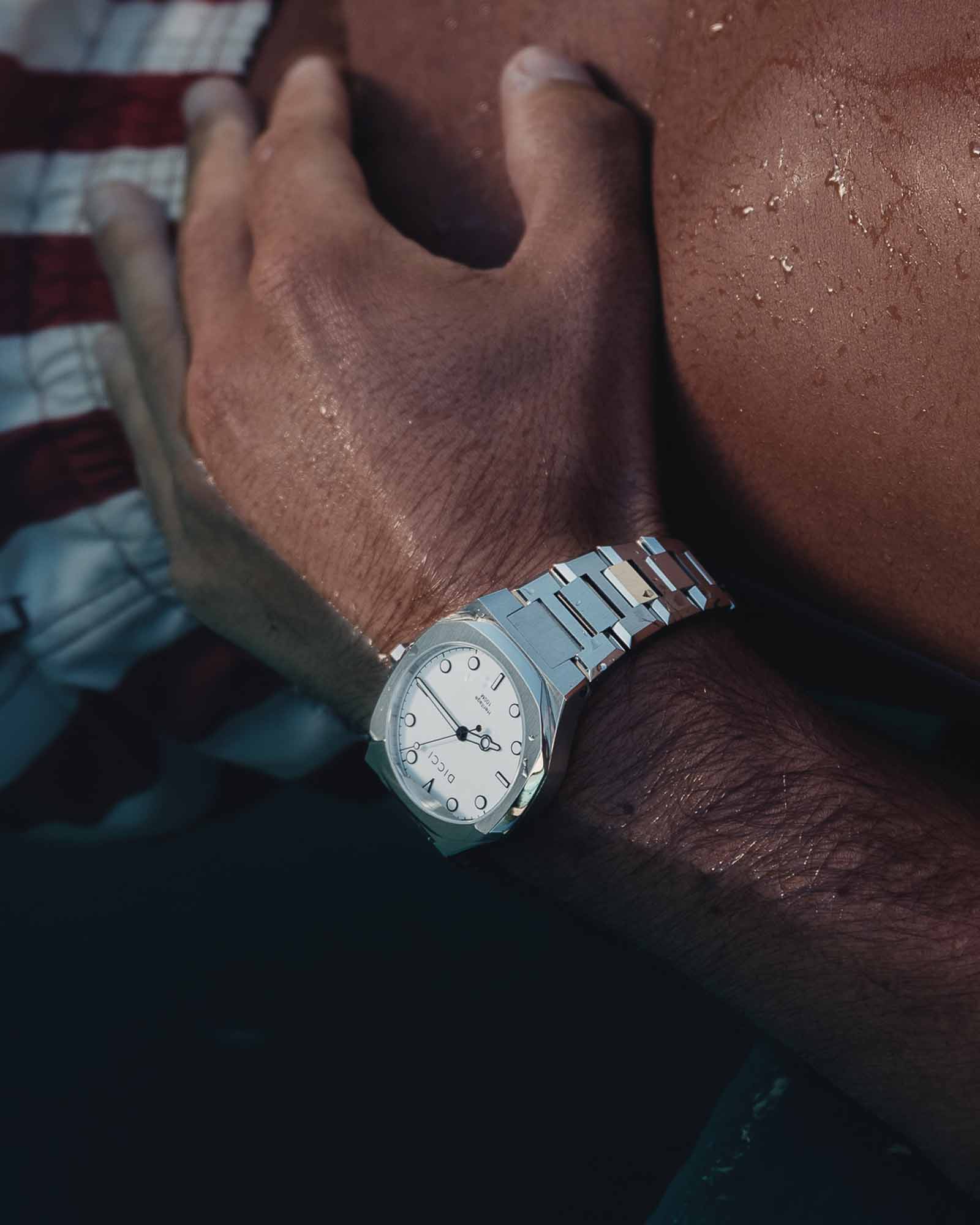 Relógio Heritage - Visor Branco no pulso do modelo - Relógios Unissexo Online - Dicci