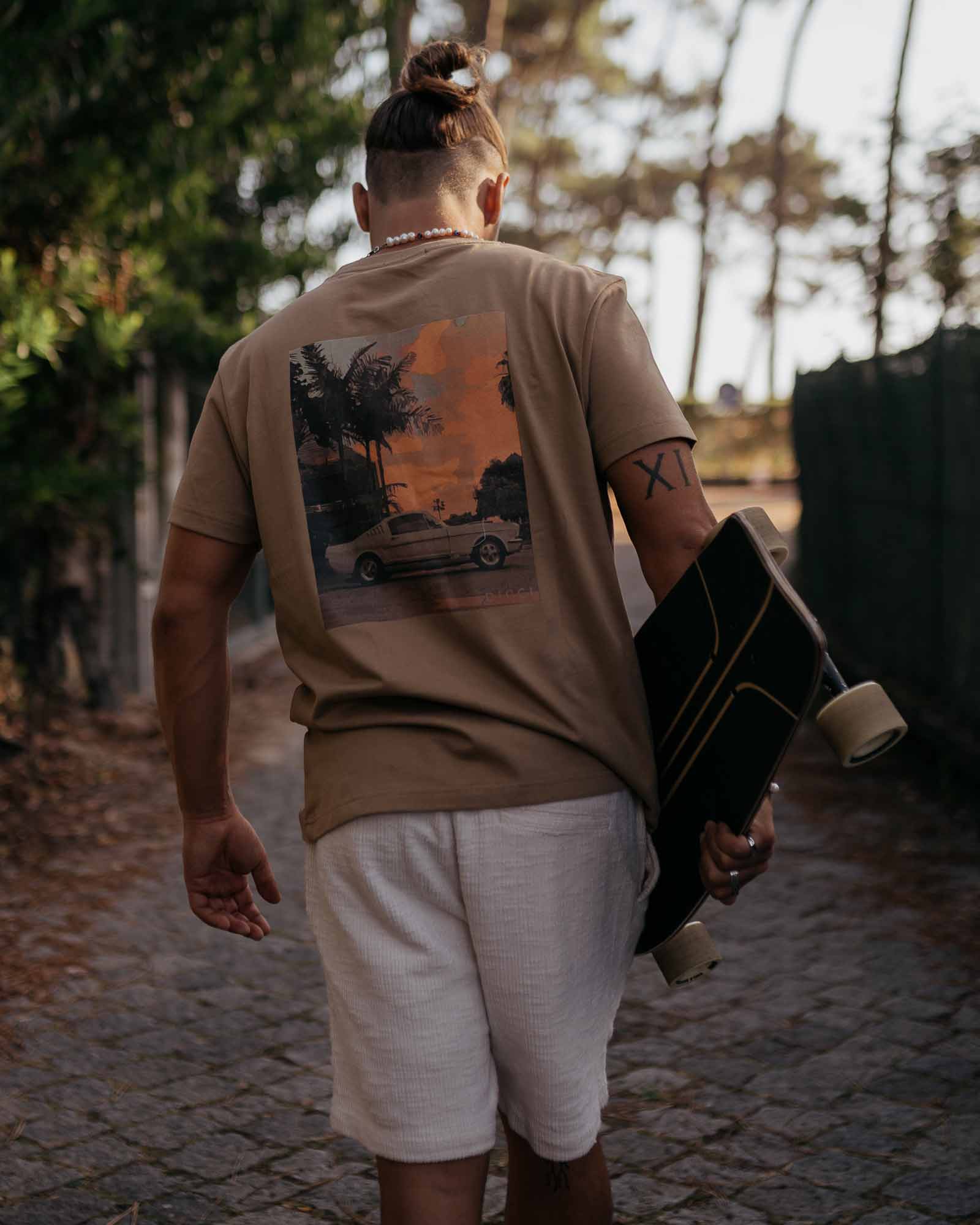 Camel t-shirt 'Sunset Drive' on the models body - Regular fit - Online Clothing - Dicci
