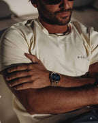 Cronometro - Orologio con quadrante blu e cinturino dorato al polso della modella - Orologi online - Dicci