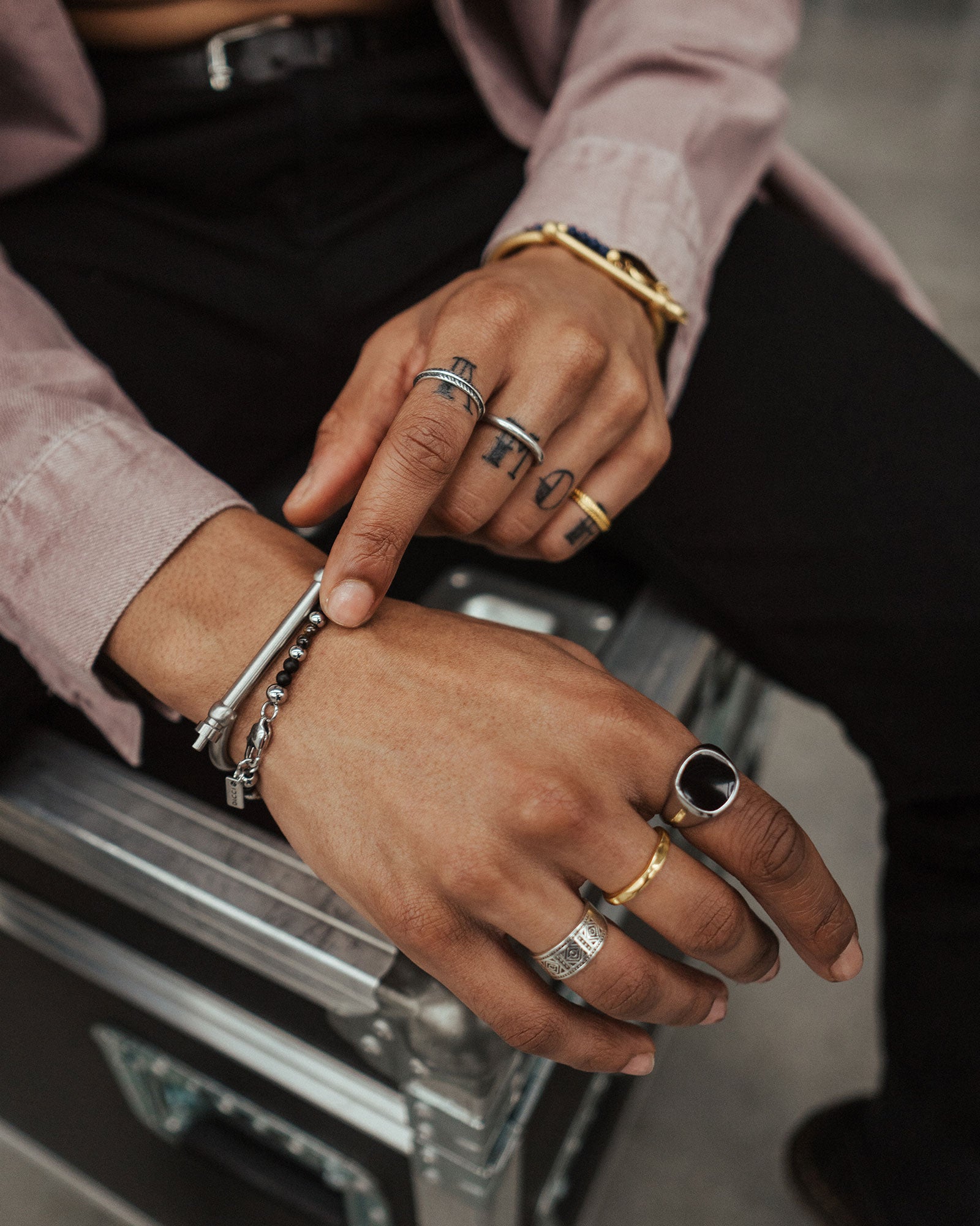 Maputo - Natural Stones Bracelet 'Maputo' on the models wrist - Online Unissex Jewelry - Dicci