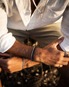 Maui - Pulsera doble «Maui» - Pulsera de acero y ónix en la muñeca de la modelo - Joyería unisex en línea - Dicci