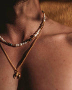 Menorca - Collar de perlas y piedra «Menorca» en el cuello de los modelos - Joyería unisex en línea - Dicci