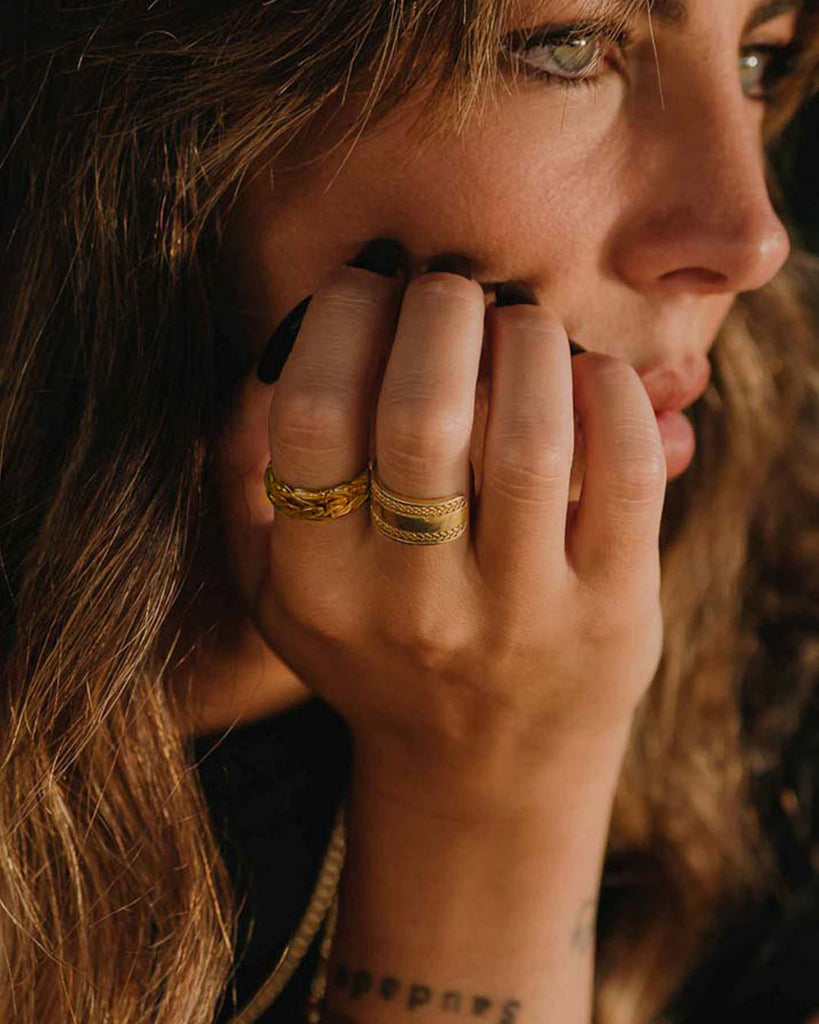 Anillo de Acero Dorado 'Braided' en el dedo de la modelo - Comprar Anillos Online - Dicci