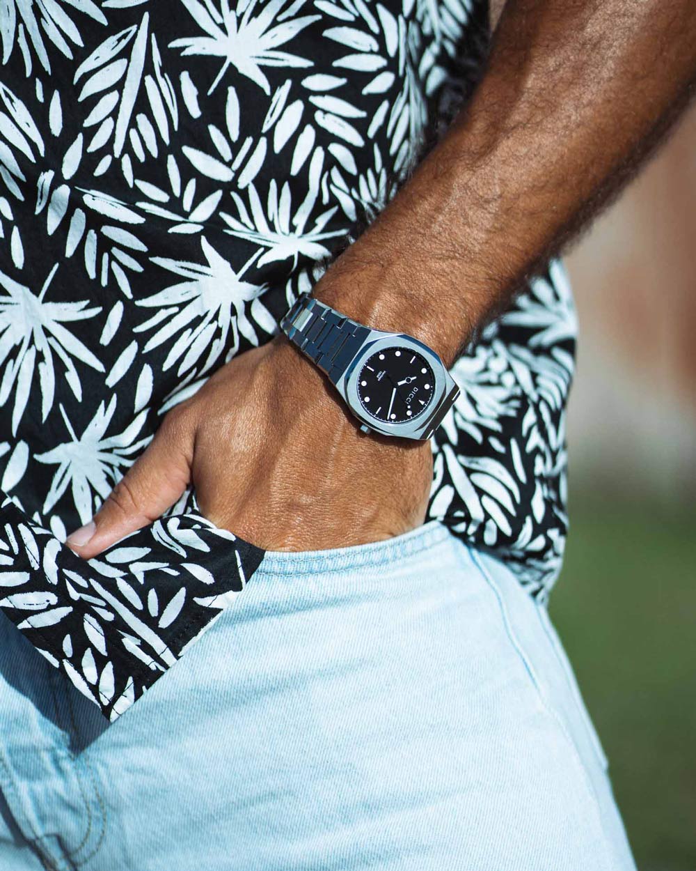 Heritage - Orologio Quadrante Nero al polso delle modelle - Orologi Unisex Online - Dicci