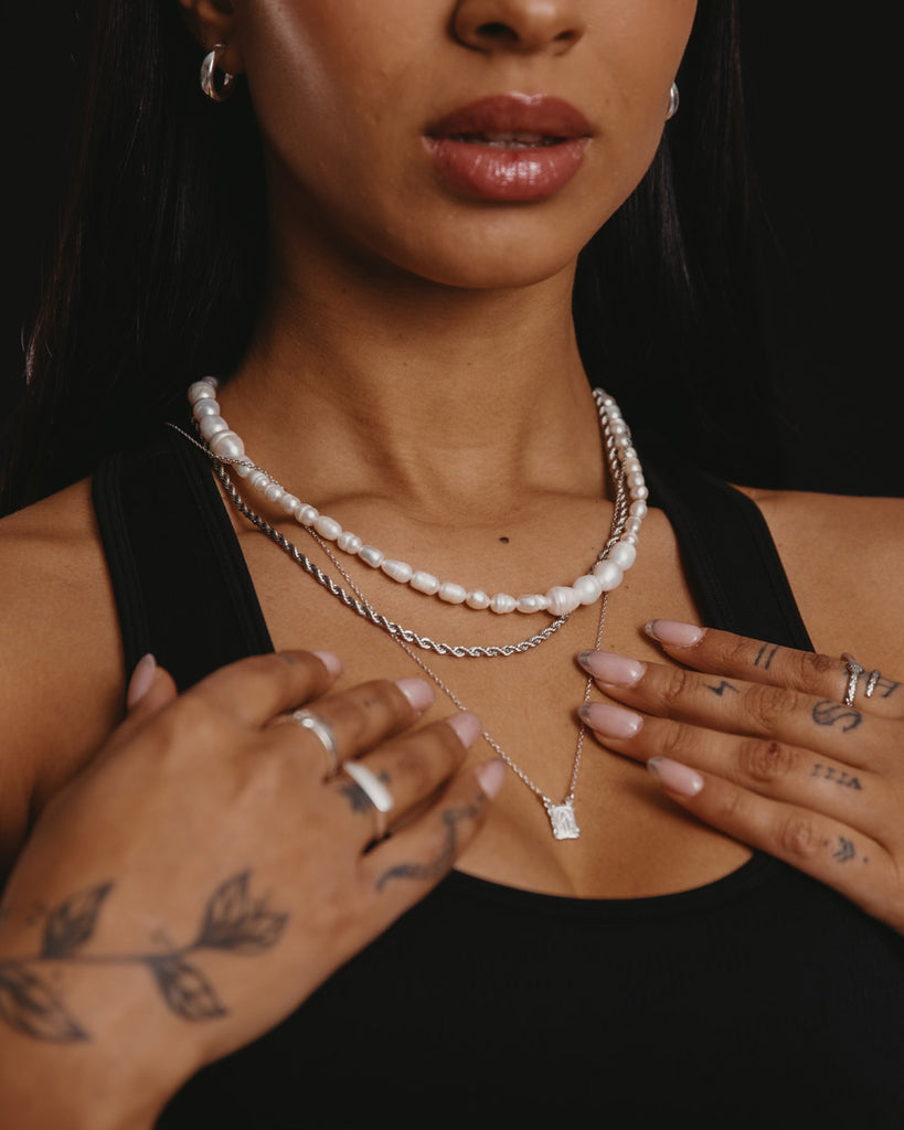 Pearl Necklace 'Culebra' on the models neck - Buy Necklace Online - Dicci