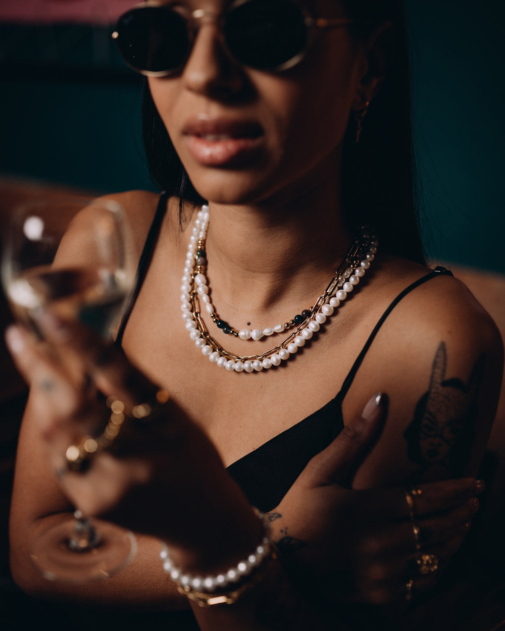 Menorca - Colar de Pérolas e Pedras no pescoço da modelo - Joias Unissexo Online - Dicci