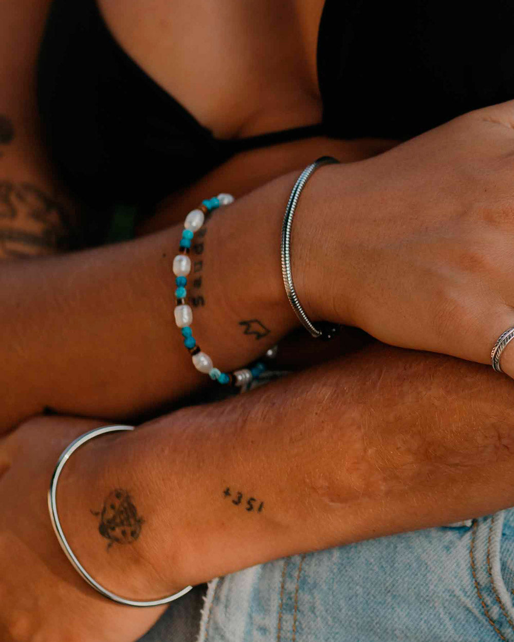 Pulsera de Piedras y Perlas 'Bahia' en la muñeca de la modelo - Accesorios Online - Dicci