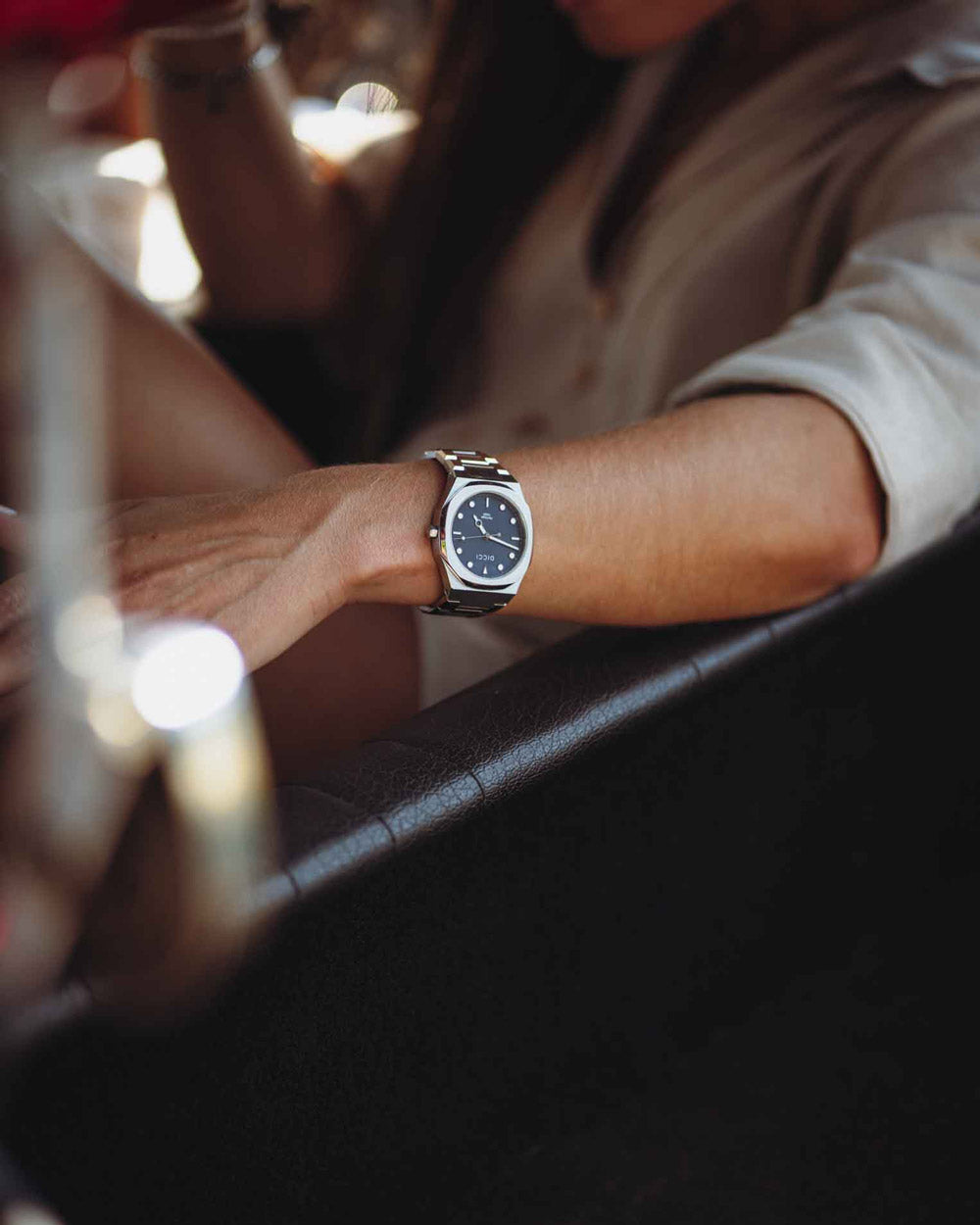 Reloj Heritage - Bisel Negro en la muñeca del modelo - Relojes Unisexo Online - Dicci