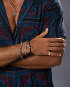 Pulsera de acero inoxidable plateado en la muñeca de la modelo - Joyería unisex en línea - Dicci