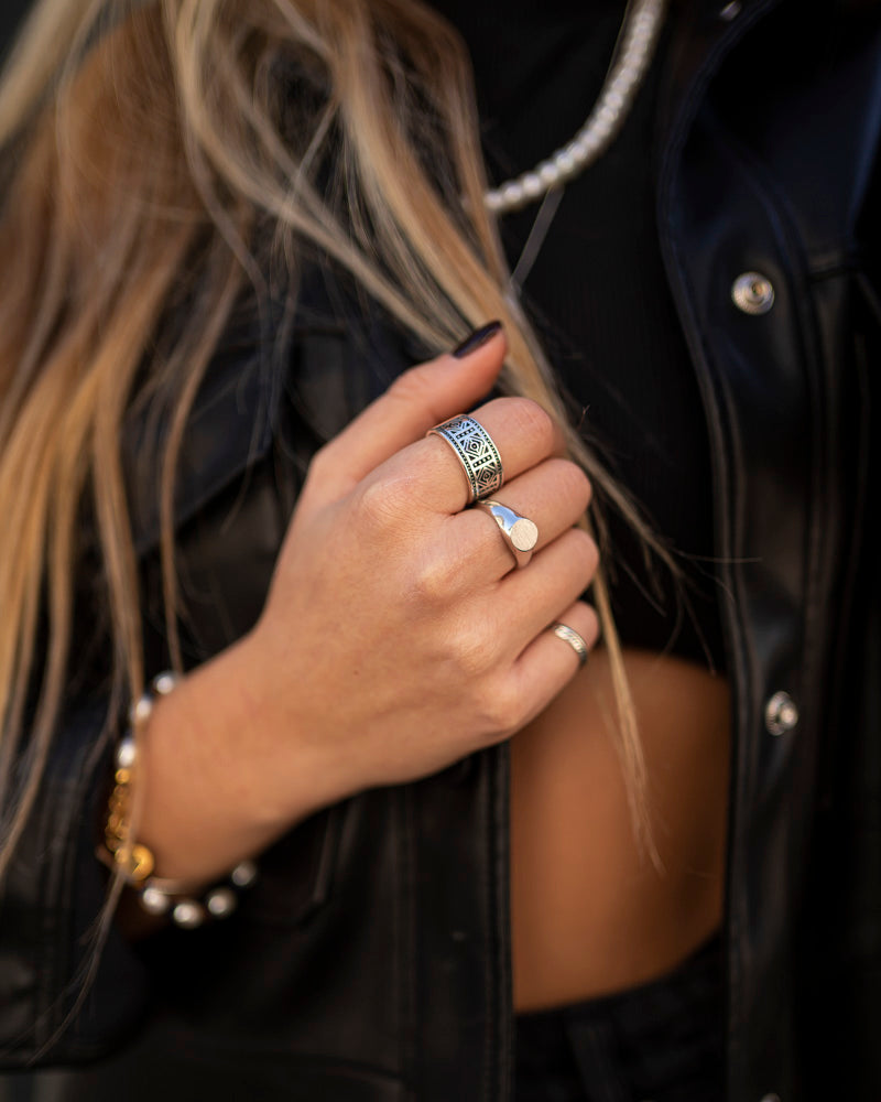 Coiba - Anello con sigillo in Argento Sterling sul dito della modella - gioielli online - Dicci
