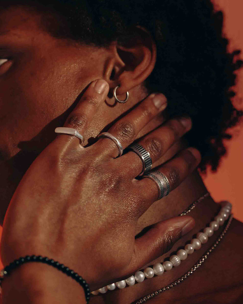 Anello d'argento 'Atlanta' - Anello con sigillo in argento sulle dita del modello - gioielli online - Dicci