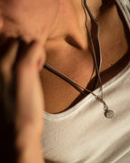 Collar de San Benito - Collar de acero inoxidable con colgante doblemente grabado de «San Benito» en el cuello de la modelo - Joyería unisex en línea - Dicci