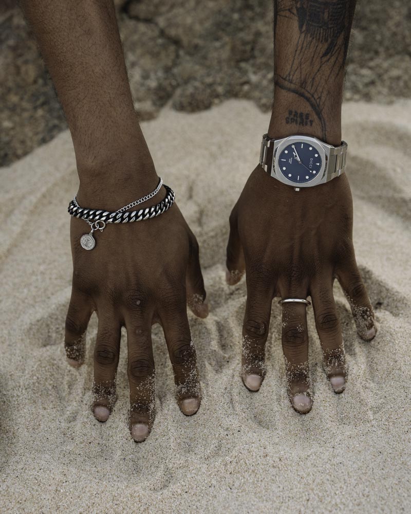 Pulsera Milano de San Benito - Pulsera de acero inoxidable de alambre 1*1 con colgante de 'San Benito' en la muñeca del modelo - Joyería unisex en línea - Dicci