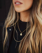 Collar de San Benito - Collar de Acero Inoxidable Dorado con Colgante de 'San Benito' en el cuello de la modelo - Joyería Unisexo Online - Dicci