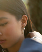 Pendiente de acero 'Pearl Drop' en la oreja de la modelo - Pendientes y Colgantes - Joyería Unisexo Online - Dicci