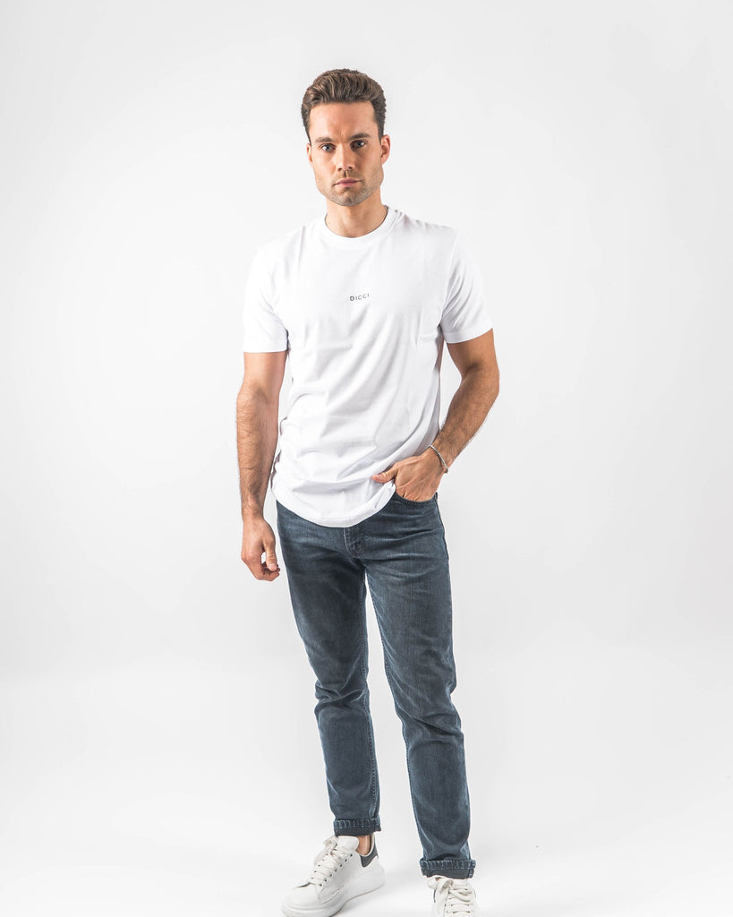 Camiseta Blanca con Logo Bordado en el cuerpo del modelo - Slim Fit - Ropa Unisexo Online - Dicci
