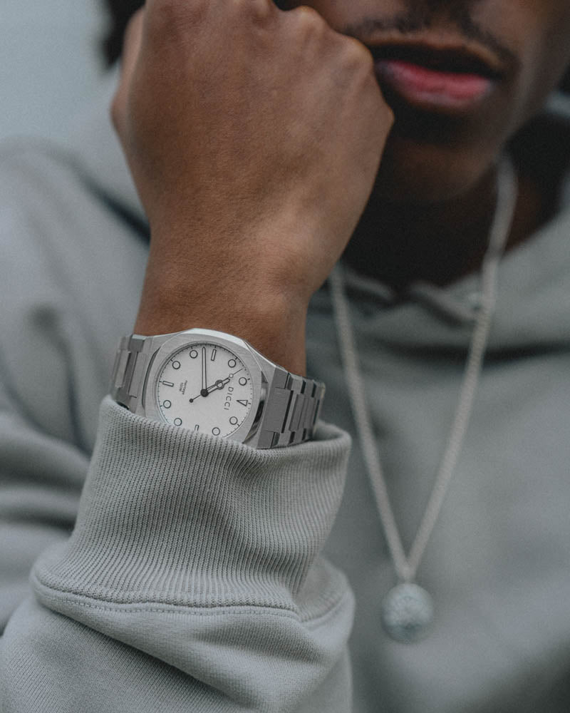 Heritage Watch - White Dial on the models wrist - Online Unissex Watches - Dicci