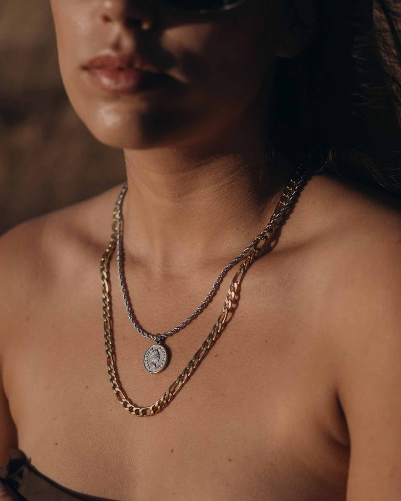 Elizabeth Coin - Stainless Steel Necklace with 'Elizabeth Coin' Pendant on the models neck - Online Unissex Jewelry - Dicci