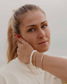 Irregular Pearl Bead Bracelet on the model wrist - Online Unissex Jewelry - Dicci